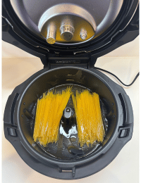 スパゲティに水と油をかける