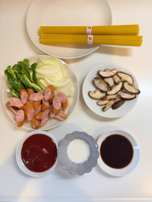 スパゲティ、野菜、調味料などナポリタンの材料が並んでいる