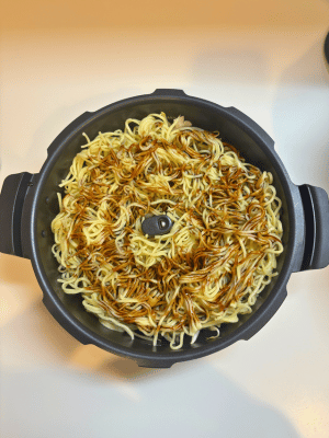 オートクッカービストロの内鍋に、油、肉、野菜、焼きそば、焼きそばソースを入れる