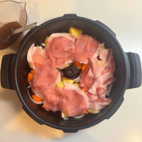 オートクッカービストロの内鍋に材料を投入
