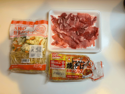 焼きそばの材料：マルちゃん焼きそば、カット野菜、豚肉