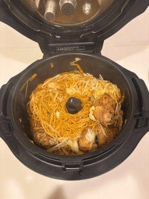 オートクッカービストロの蓋を開け、焼きそばが出来上がり