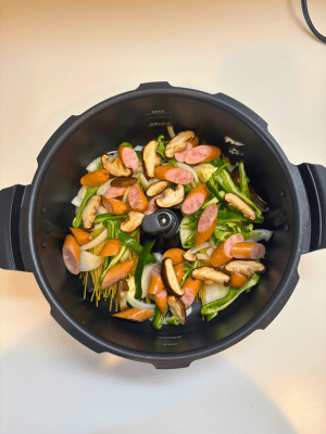 オートクッカービストロの内鍋にバターと野菜を入れる