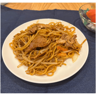 焼きそばをお皿に盛り付け
