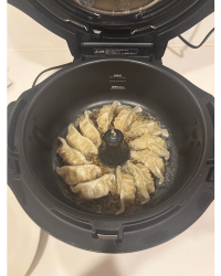 オートクッカービストロの中で冷凍ギョーザがおいしそうに焼けている