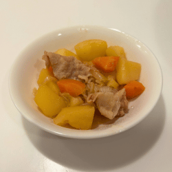 お皿に肉じゃがが盛り付けてある。