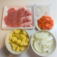 肉じゃがの材料:じゃがいも、玉ねぎ、人参、豚肉、しらたき