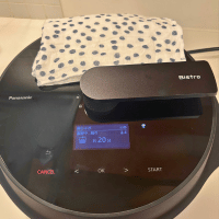 オートクッカーの上にふきんをのせる。