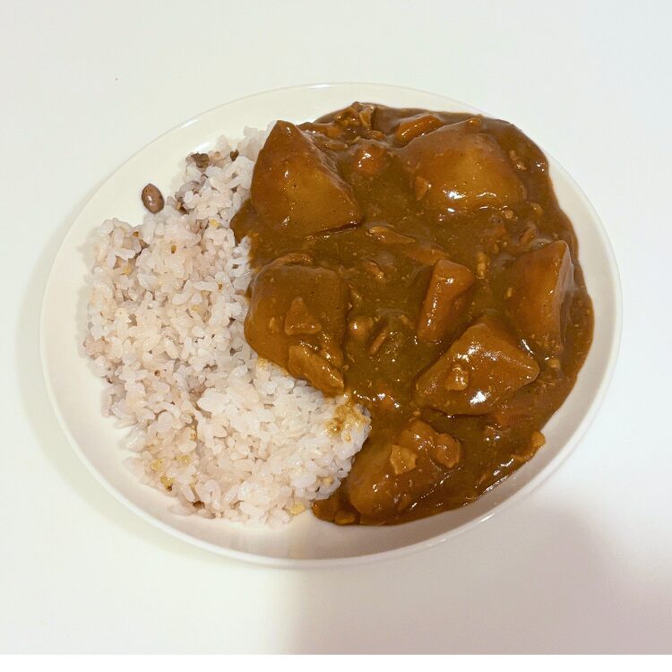 オートクッカービストロで作ったカレーが、お皿に盛り付けてある。