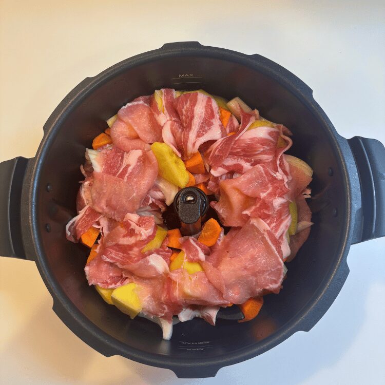 オートクッカービストロの内鍋に、野菜と肉を入れていく。