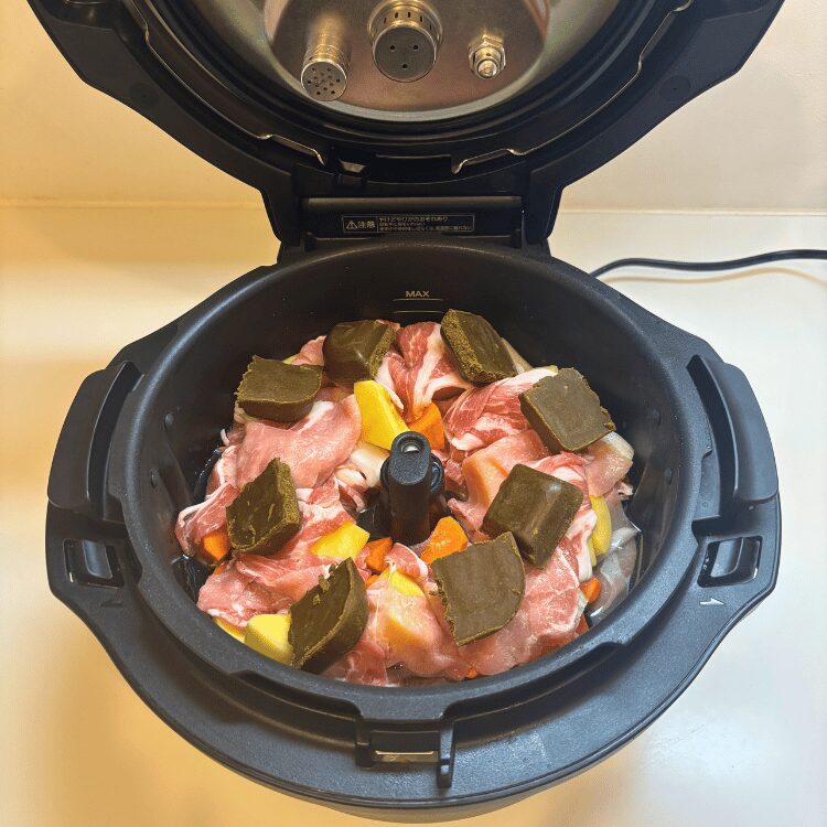 オートクッカービストロの本体に内鍋をセット。