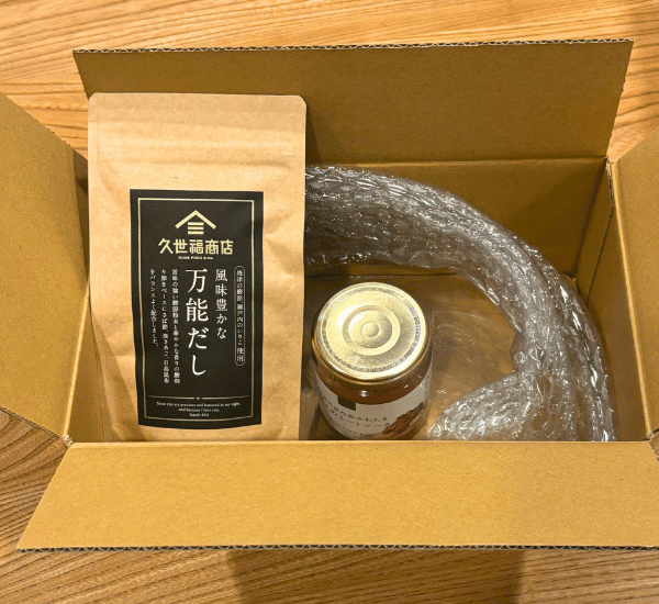 段ボールにfoodable(フーダブル)から届いた調味料が入っている