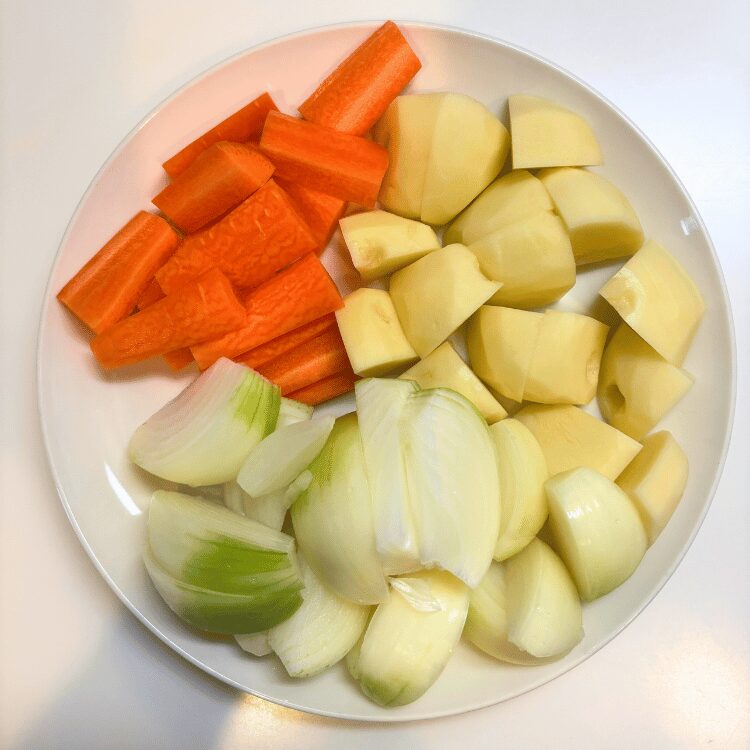 ポトフの材料　じゃがいも、人参、玉ねぎ