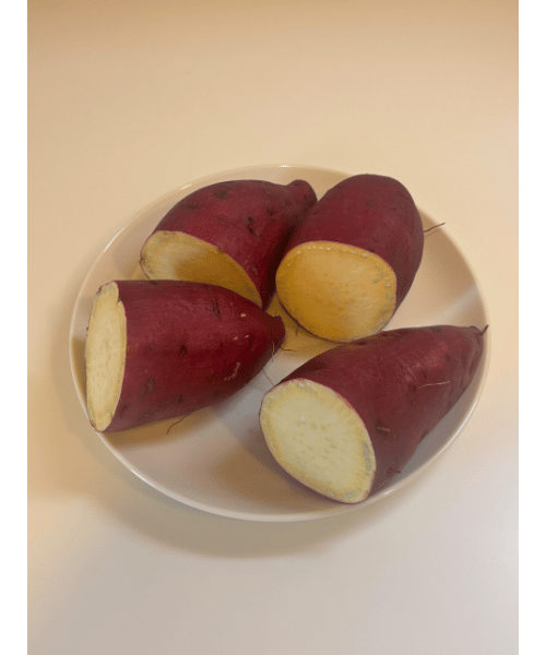 半分に切ったさつまいも2本がお皿の上にのっている