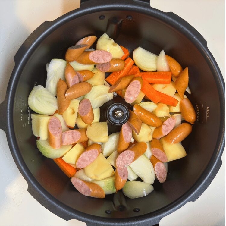 オートクッカービストロの内鍋に材料を入れる