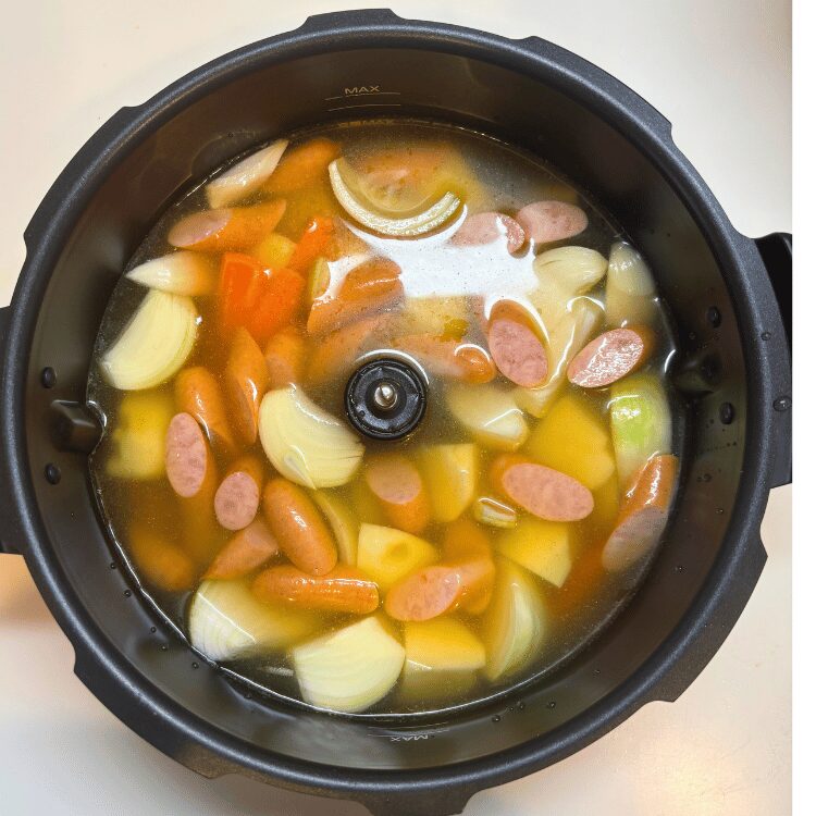 オートクッカービストロの内鍋に調味料を入れる