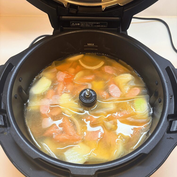 オートクッカービストロの本体に内鍋をセット