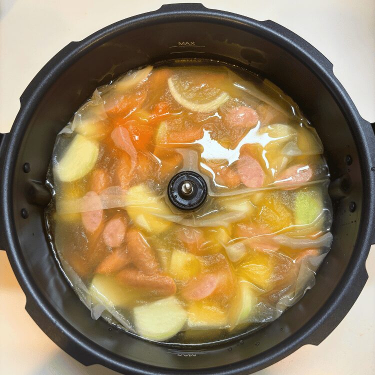 オートクッカービストロの内鍋に落とし蓋を入れる