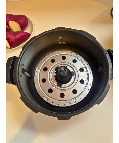 オートクッカービストロに水と蒸し板がセットしてある