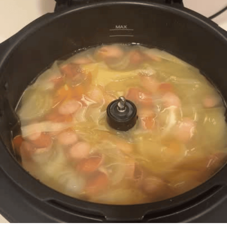 オートクッカービストロのふたを開けると、完成したポトフが現れた