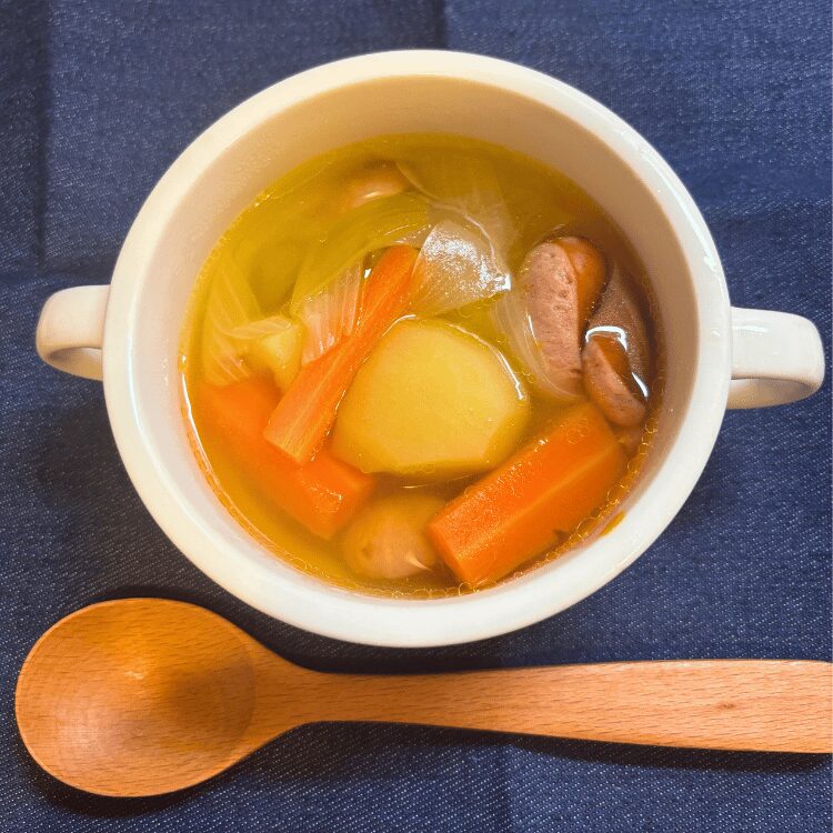 完成したポトフを器に盛り付ける