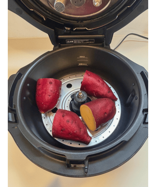 さつまいもを入れた内鍋をオートクッカービストロ本体にセット