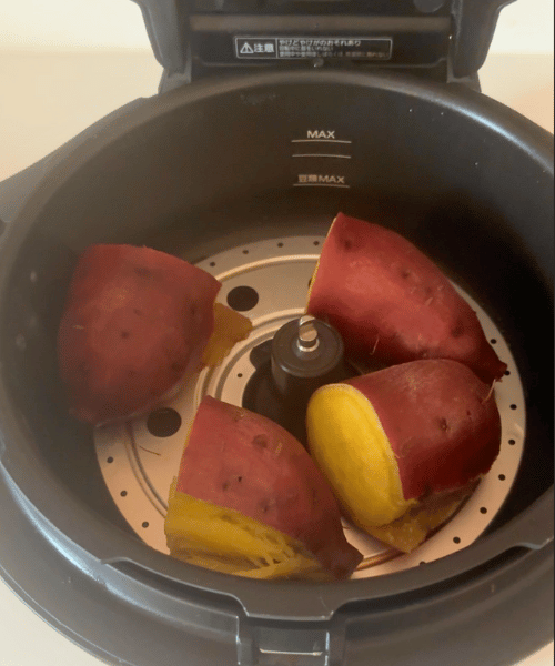 オートクッカービストロのふたを開け、ふかしいもができあがっている