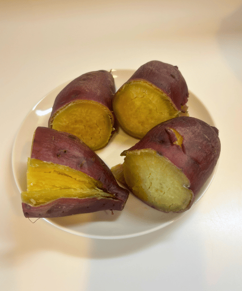 お皿の上にふかしさつまいもがのっている