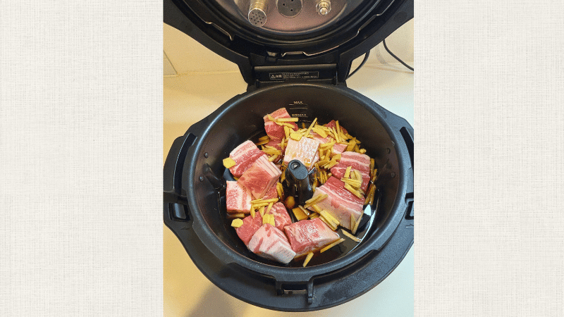 オートクッカービストロの内鍋を本体にセット