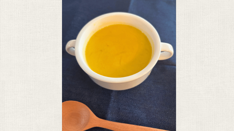 かぼちゃのポタージュを器に盛り付け