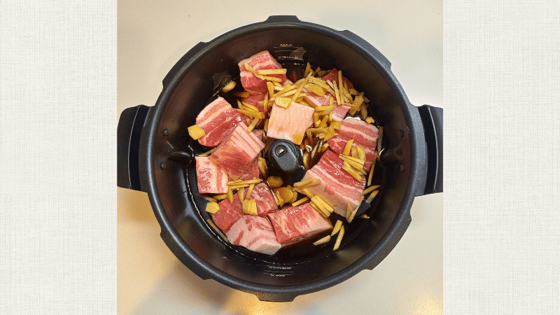 オートクッカービストロの内鍋に材料を入れる