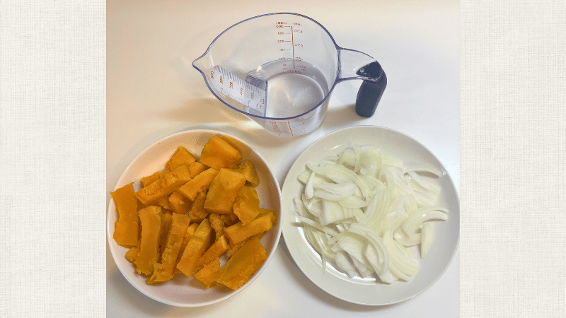 かぼちゃのポタージュ材料、かぼちゃ、玉ねぎ、水