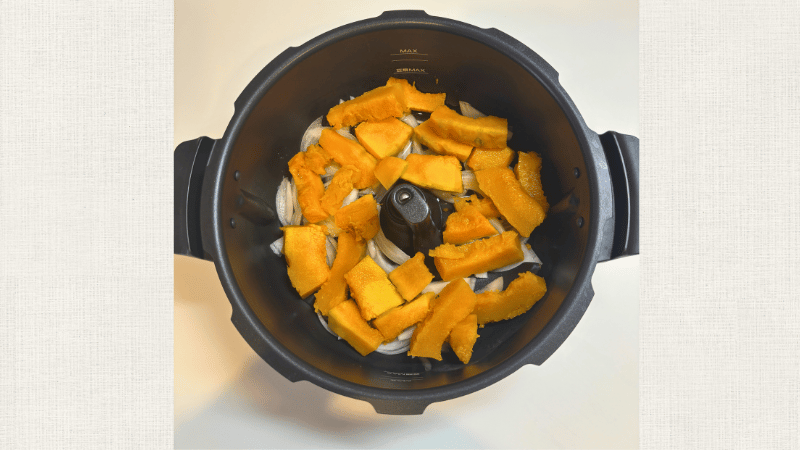 オートクッカービストロの内鍋に材料を入れる