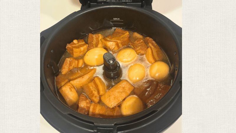 ふたを開けると熱々の豚の角煮が出来上がり