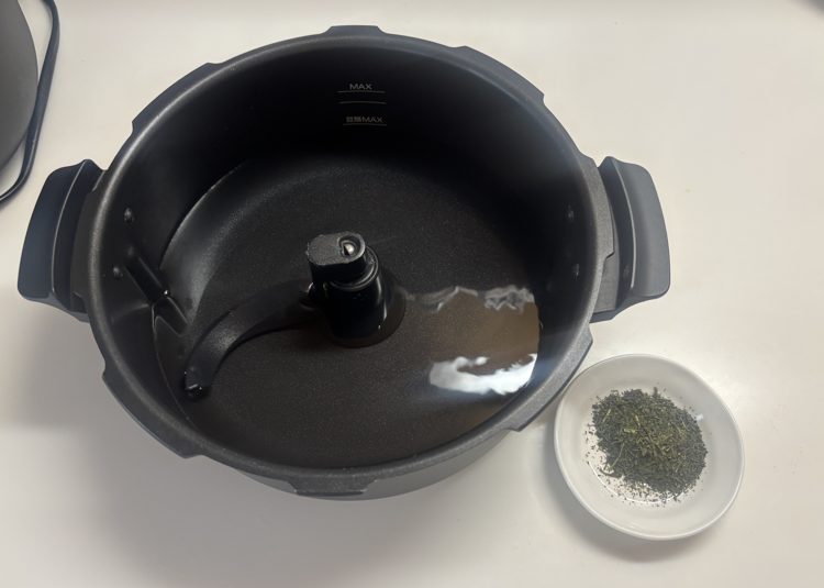 内なべに水を一番下の線まで入れ、小皿に緑茶葉を用意した状態