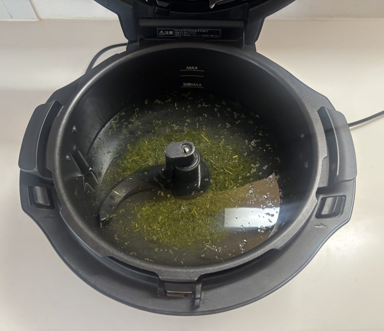 内なべの水に緑茶葉を入れた状態
