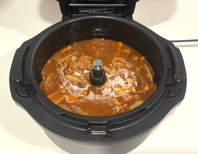 ふたを開けたできあがりのハヤシライス。ルウが全体に溶けてとろみがついた状態