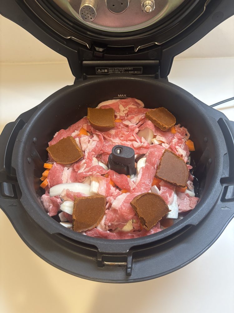 オートクッカービストロの内鍋にセットした材料。牛肉の上に固形ルウをのせた状態