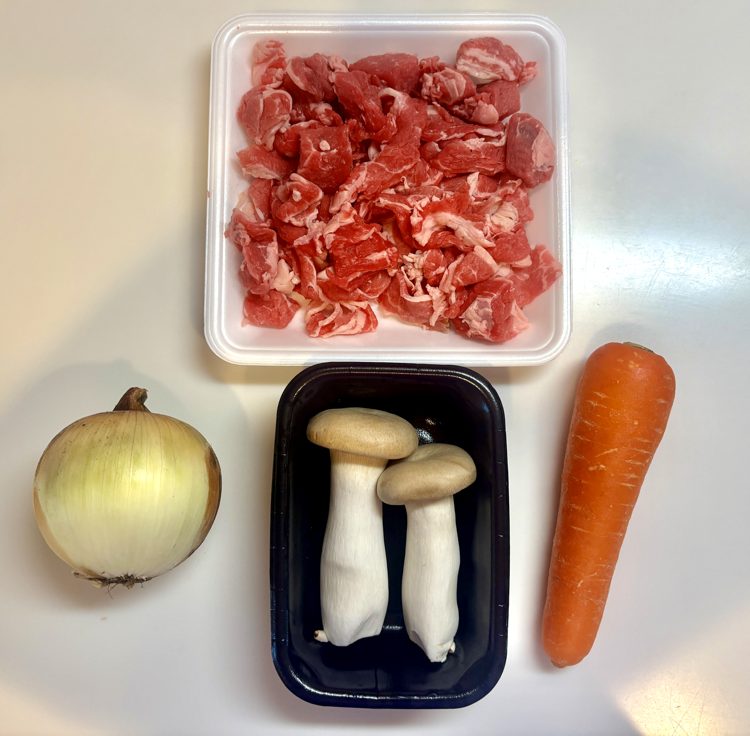 ハヤシライスの材料。牛肉・玉ねぎ・エリンギ・にんじん
