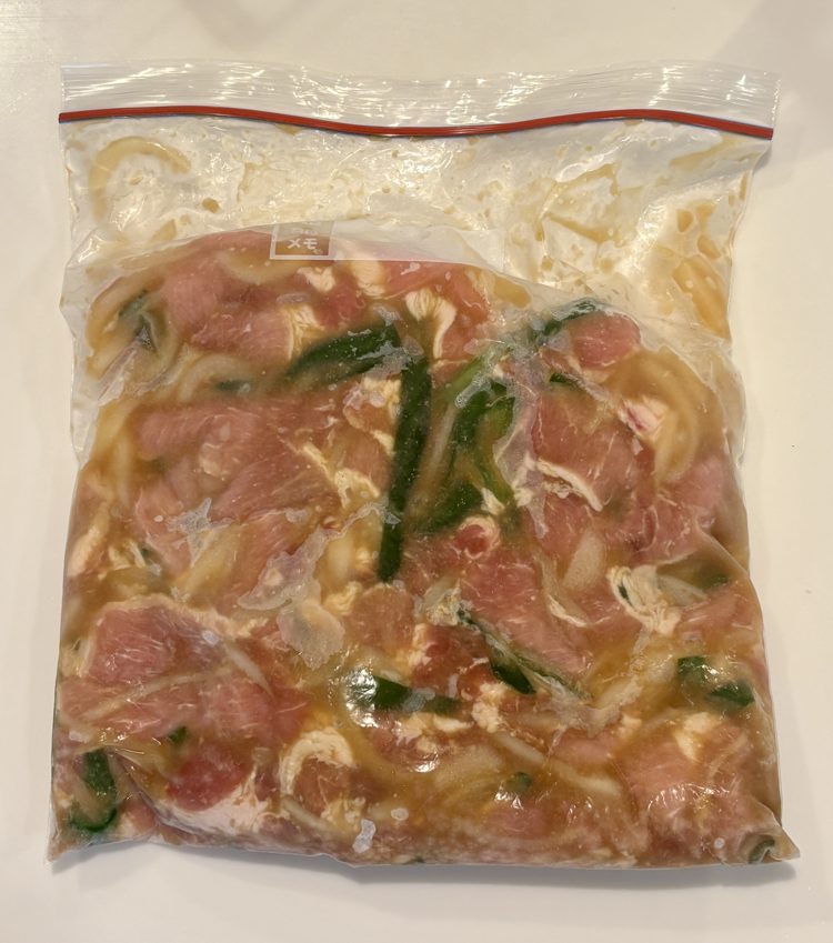 ジップロックに入れた生姜焼きの下味冷凍(豚肉・玉ねぎ・ピーマン)