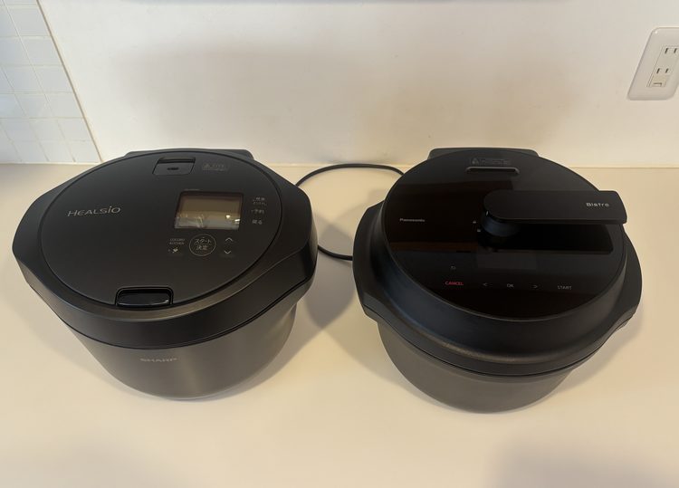 ホットクックとオートクッカービストロを並べたところ