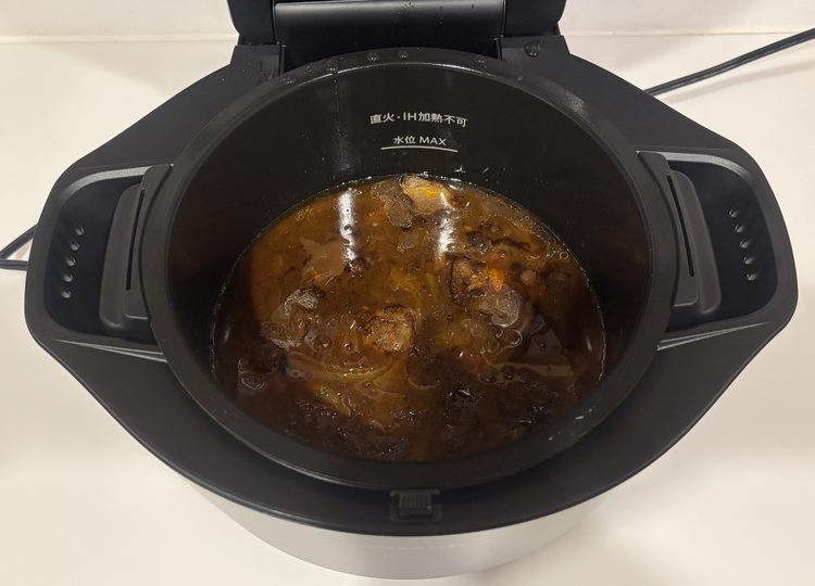 ホットクックの予約調理でできたカレー。表面に油が分離している