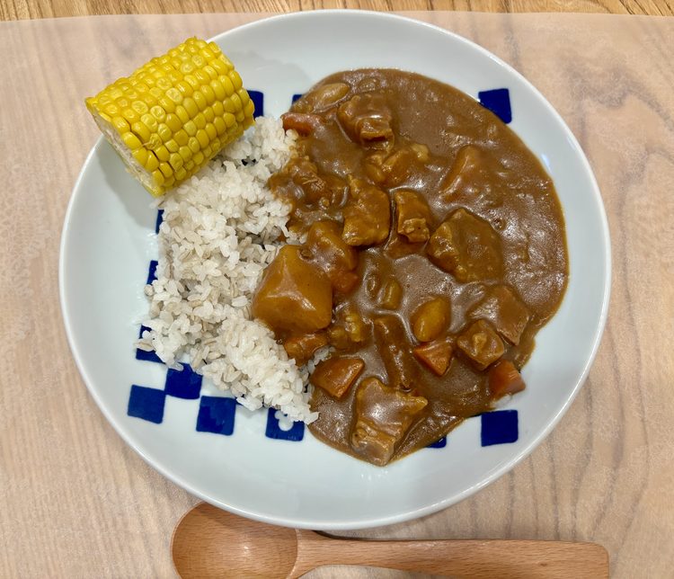 ホットクックの予約調理で作ったビーフカレーを盛り付けた夕食