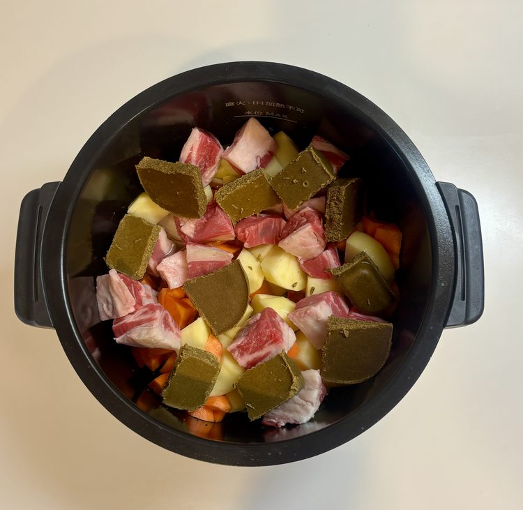 ホットクックの内鍋にカレーの材料とルウを入れた状態