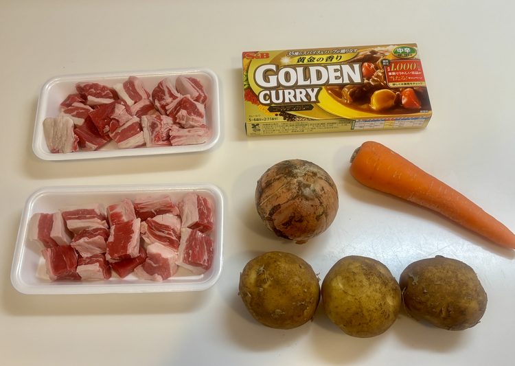 ホットクックのビーフカレーの材料。牛肉・じゃがいも・にんじん・玉ねぎ・カレールウ
