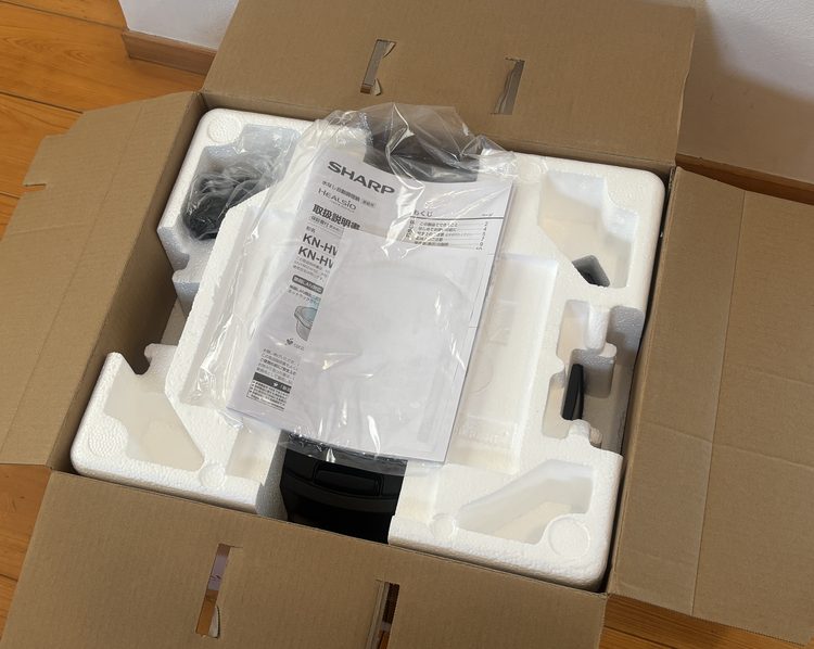 ホットクックの化粧箱を開けた中身。発泡スチロールと付属品の袋