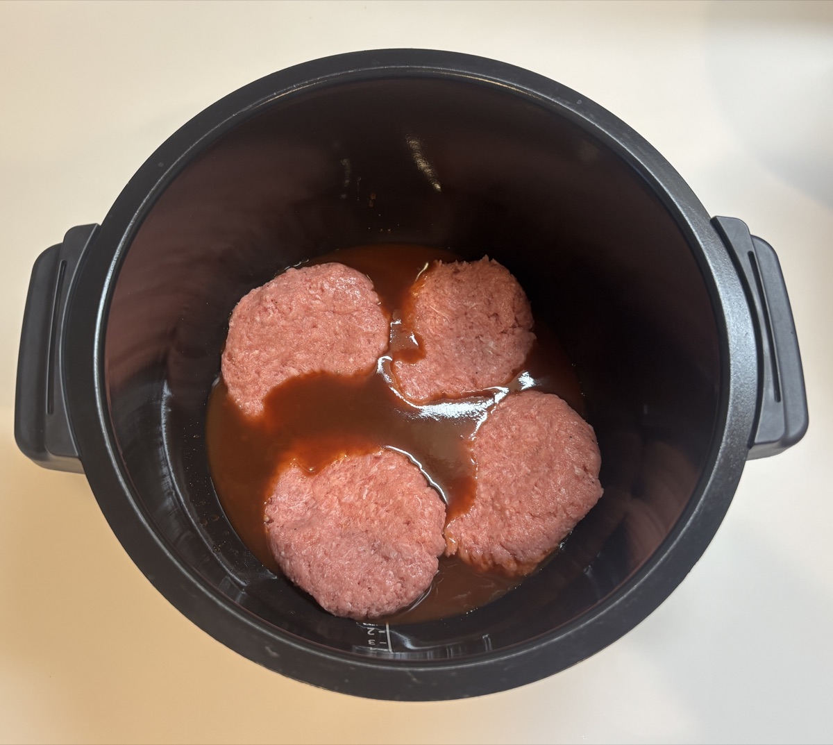 ホットクックの内鍋に生ハンバーグ4個とソースを入れた状態