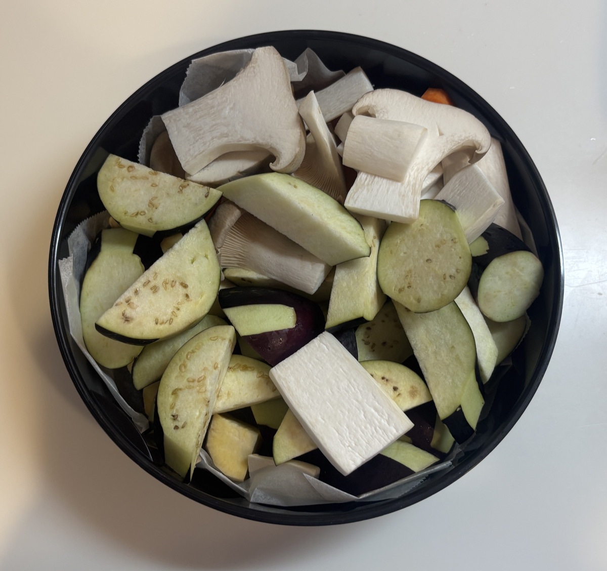 ホットクックの蒸しトレイに温野菜を重ねて並べた状態