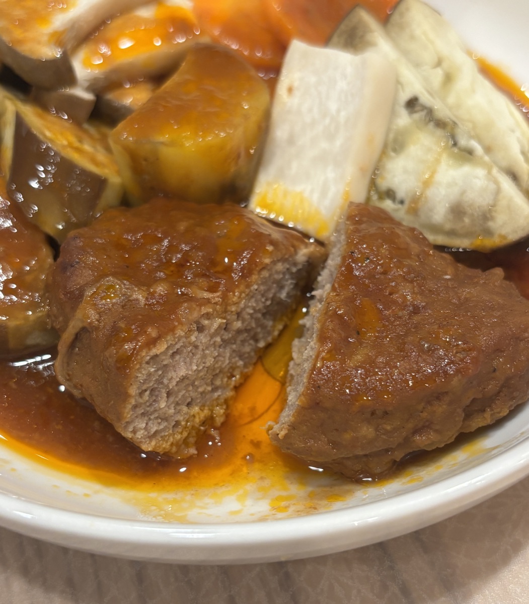 半分に割った煮込みハンバーグの断面
