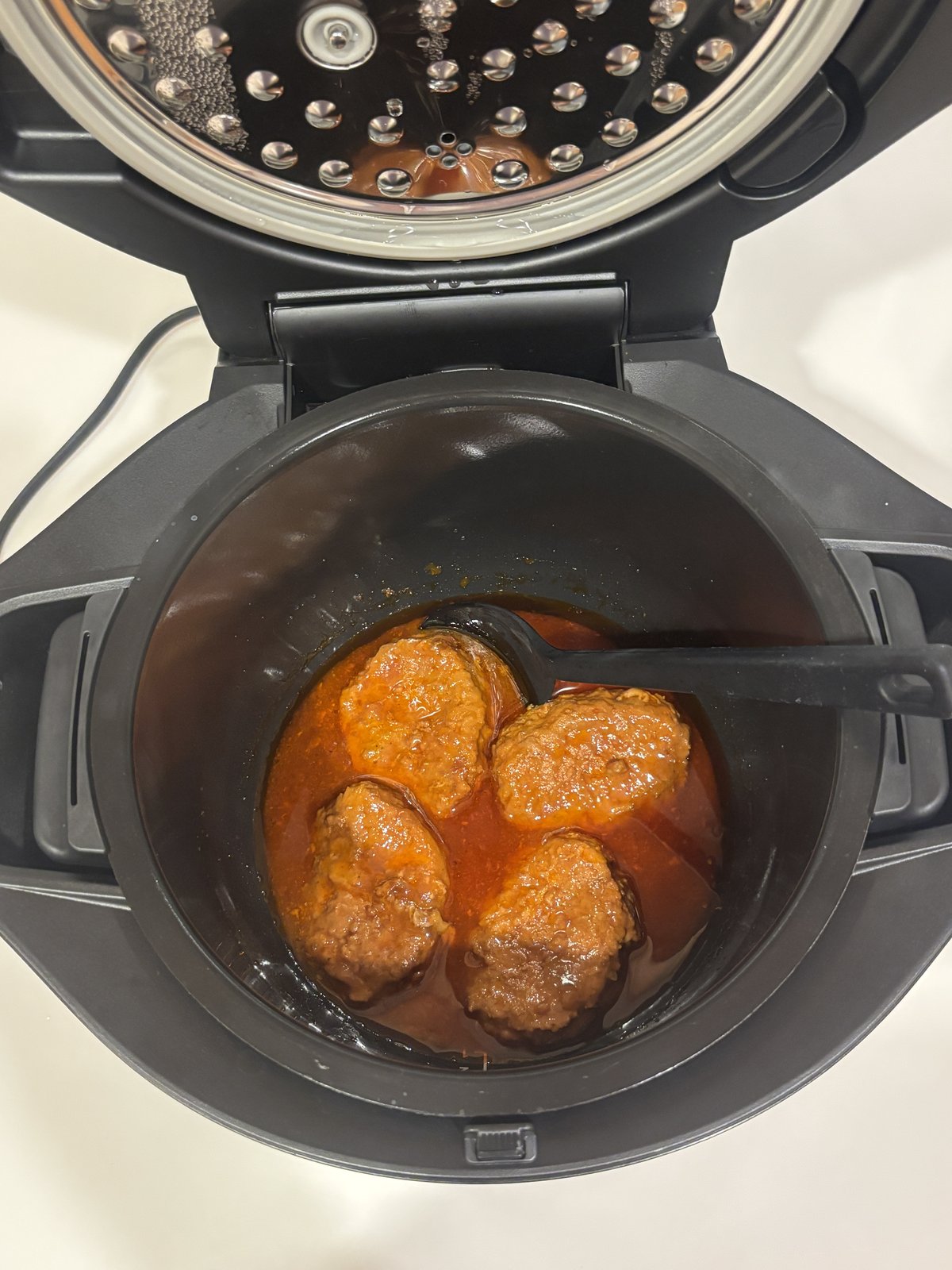 ハンバーグを裏返してソースを絡めた内鍋の様子